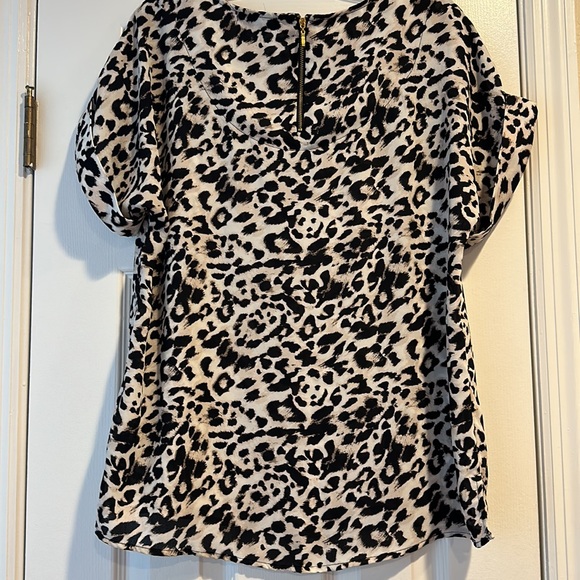 ROZ & Ali leopard print top with short side slit at bottom. - Picture 3 of 7
